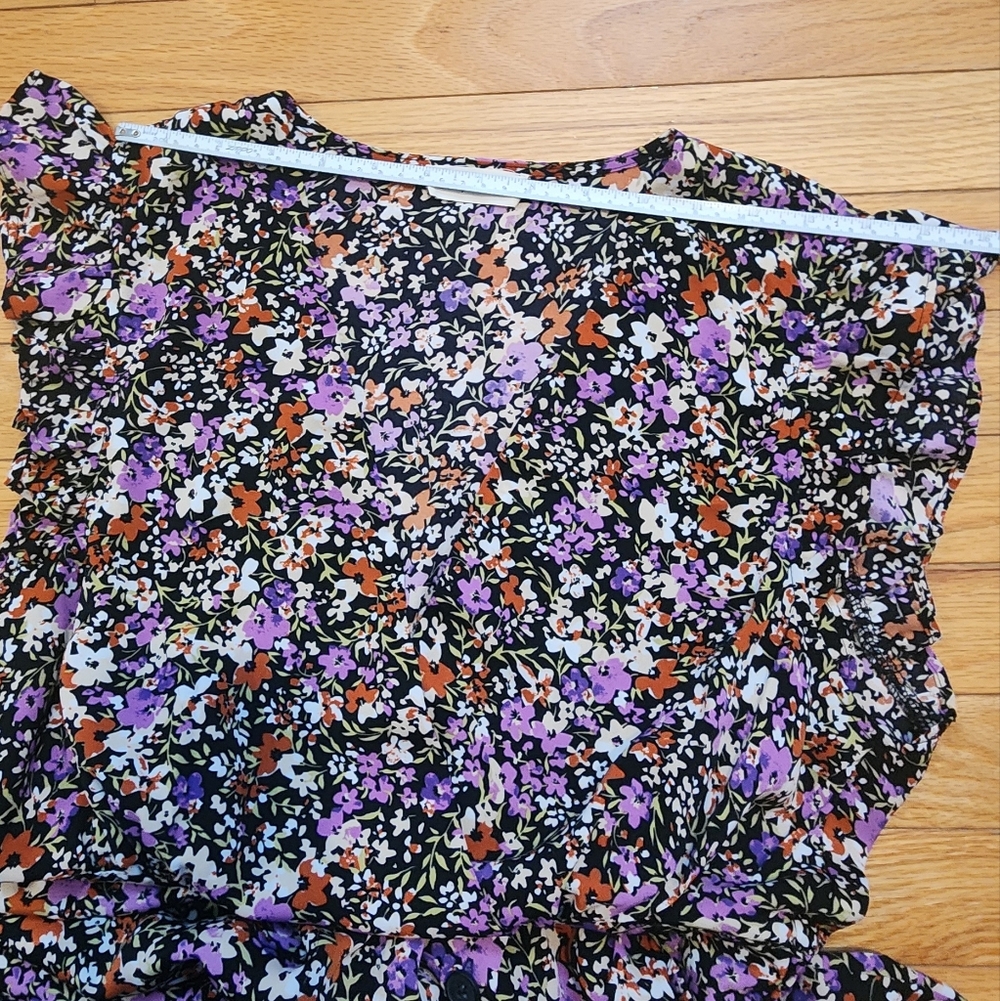 V-Neck Flower Dress with Buttons - Picture 9 of 11